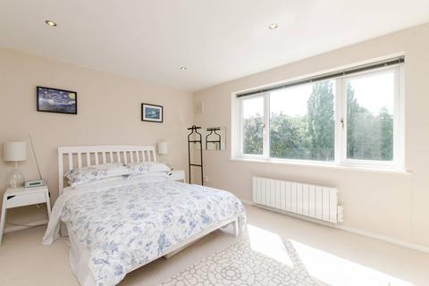 2 bedroom maisonette to rent, Heathwood Court, Hyde Farm Estate, London, SW12