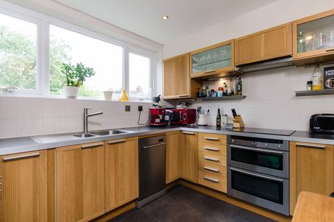 2 bedroom maisonette to rent, Heathwood Court, Hyde Farm Estate, London, SW12