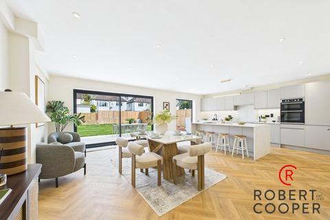 28a Acacia Avenue, Ruislip, HA4 8RG