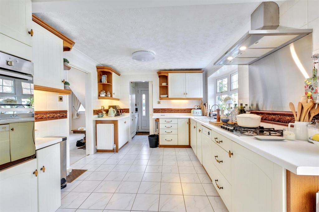 Kitchen 2.jpeg