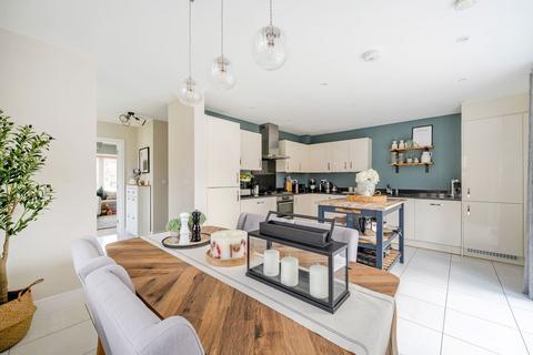 39 Saunders Way, Basingstoke, RG23 7FA