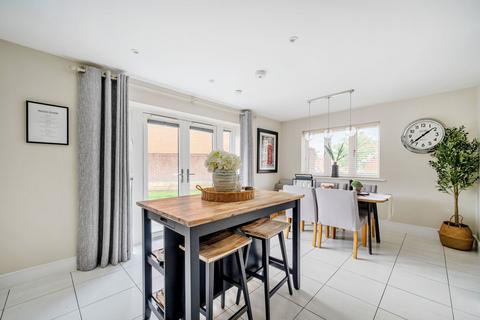 39 Saunders Way, Basingstoke, RG23 7FA