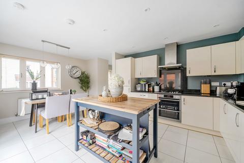 39 Saunders Way, Basingstoke, RG23 7FA