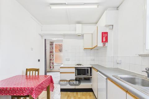 Studio to rent, 11 Mersea Road, Colchester, CO2 7EX