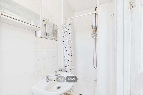 Studio to rent, 11 Mersea Road, Colchester, CO2 7EX
