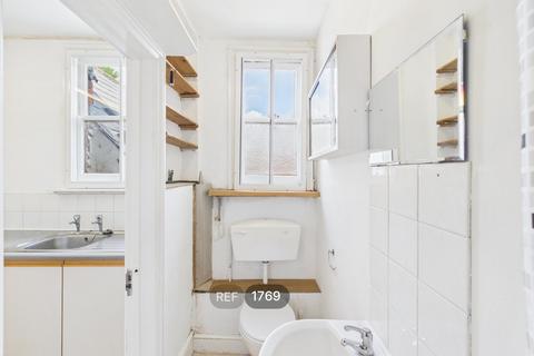 Studio to rent, 11 Mersea Road, Colchester, CO2 7EX
