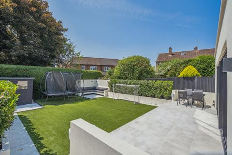 11 Howard Road, Seer Green, Beaconsfield, HP9 2XT