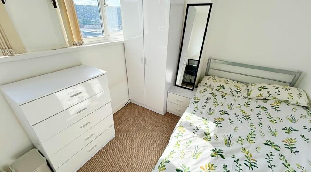 This beautifully decorated double bedroom featu...
