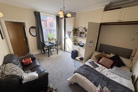 Studio to rent, Park Mount, Kirkstall, LS5 3HE