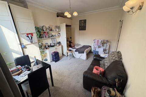 Studio to rent, Park Mount, Kirkstall, LS5 3HE