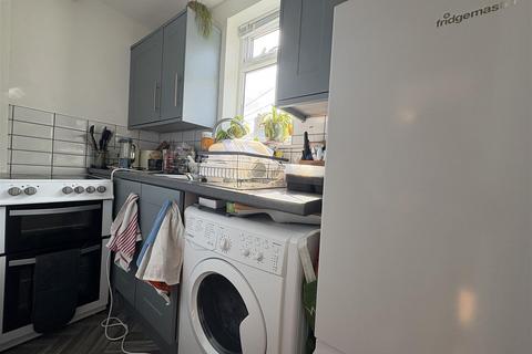 Studio to rent, Park Mount, Kirkstall, LS5 3HE