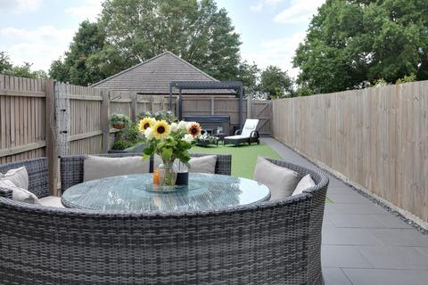 5 Blessen Meadow, Felsted, Dunmow, CM6 3XQ
