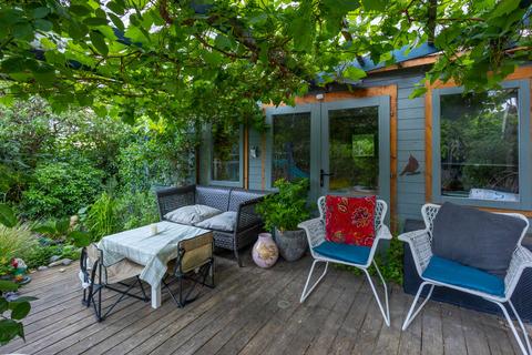 2 Amber Avenue, London, E17 5PA