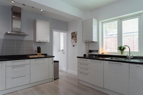 2 bedroom end of terrace house for sale, Oakdene Road, Redhill
