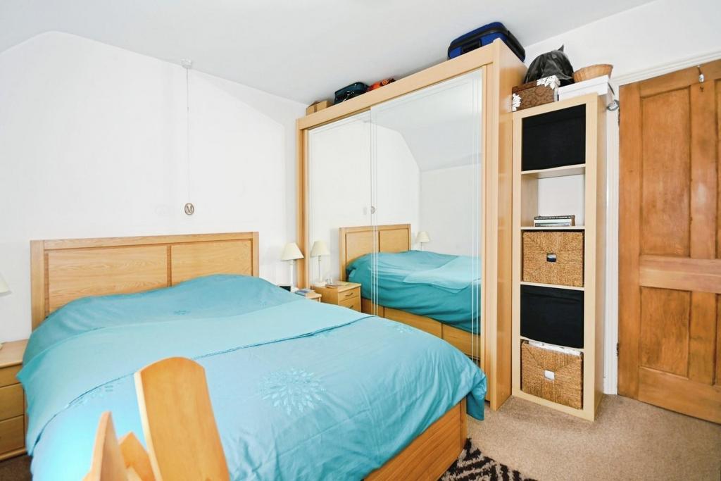 BEDROOM 1 02.jpg