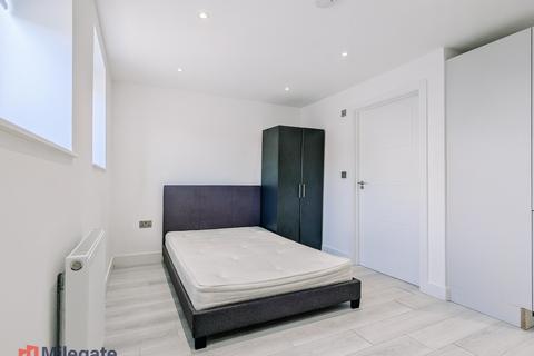 Studio to rent, Sussex Place, New Malden KT3