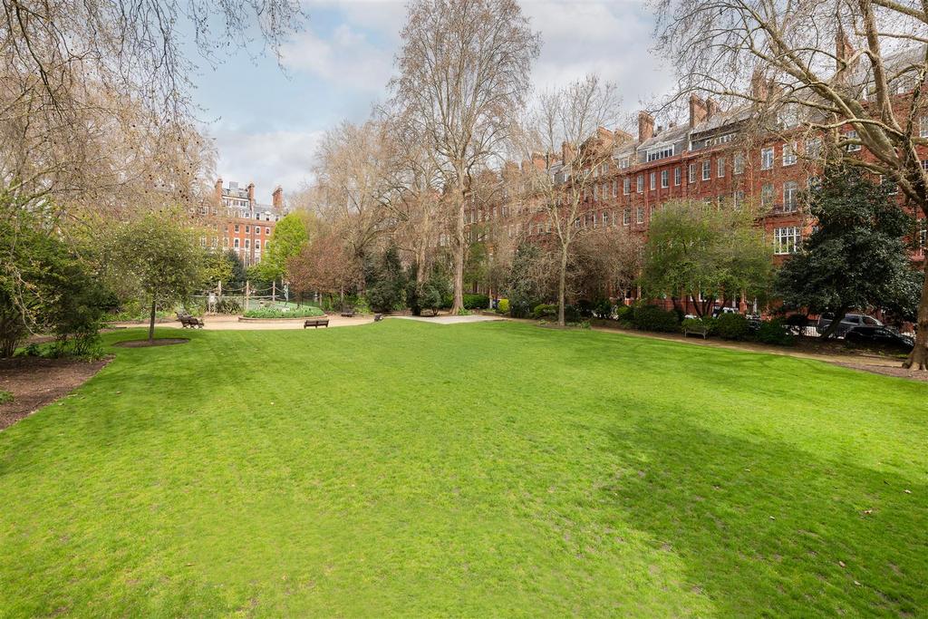 Flat 12, 70-72 Cadogan Square Hi-28.jpg