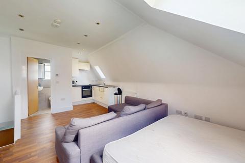 Studio to rent, Bacon Street, London, E1