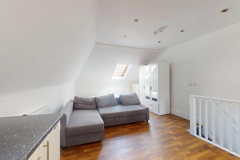 Studio to rent, Bacon Street, London, E1