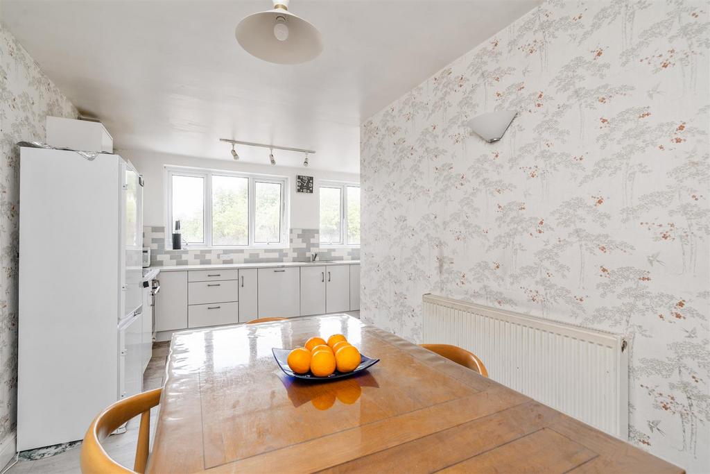 2 Oakland Close 10.jpg