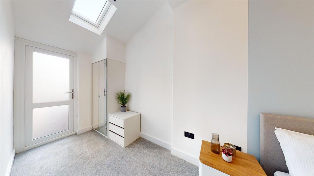 SLLMQNI0f EWANb V0v UPTHg.jpg