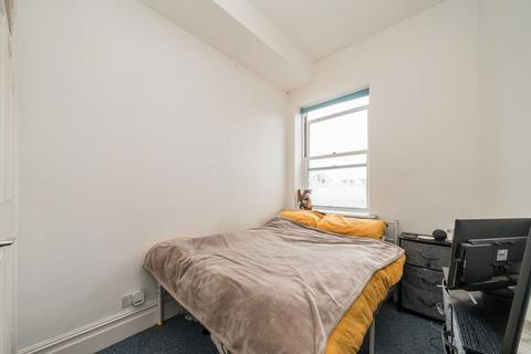 2 bedroom flat to rent, London Road, Twickenham TW1
