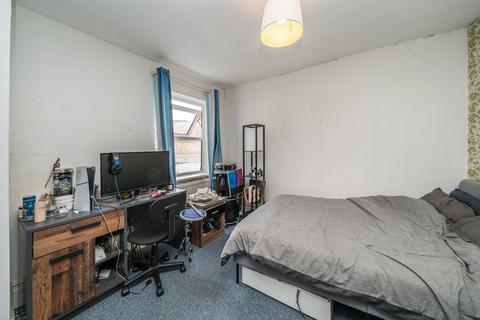 2 bedroom flat to rent, London Road, Twickenham TW1