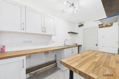 Flat, 99 High Street, Uttoxeter, ST14 7JJ
