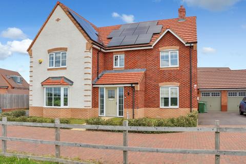 MADAN GARDENS, BISHOPS TACHBROOK, LEAMINGTON SPA, CV33