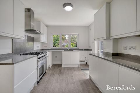 11 Meadow Way, Upminster, RM14 3AA