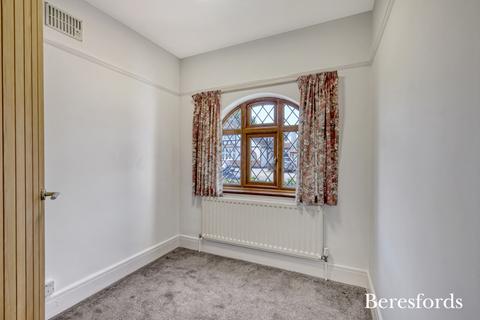 11 Meadow Way, Upminster, RM14 3AA