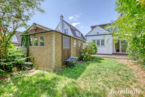 11 Meadow Way, Upminster, RM14 3AA
