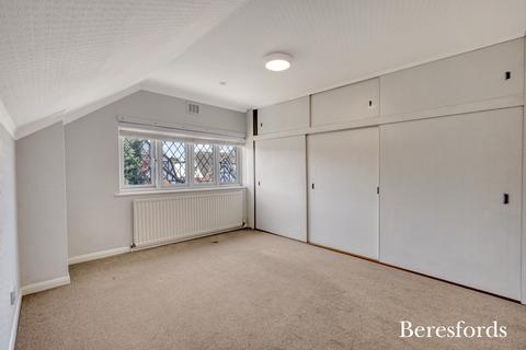11 Meadow Way, Upminster, RM14 3AA