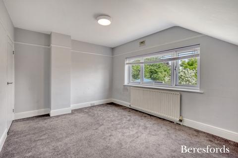 11 Meadow Way, Upminster, RM14 3AA