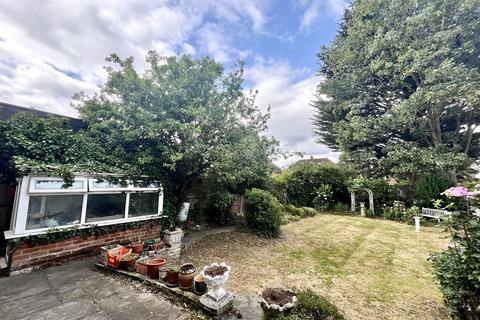 26 Elmcroft Drive, Chessington, KT9 1DU