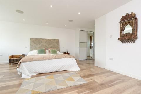 26 Manor Way, Purley, CR8 3BH