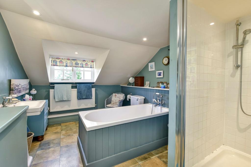 4-Piece Ensuite Bathroom to Master Bedroom