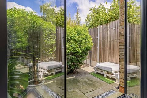 1 bedroom end of terrace house for sale, Ironworks Yard, London N4
