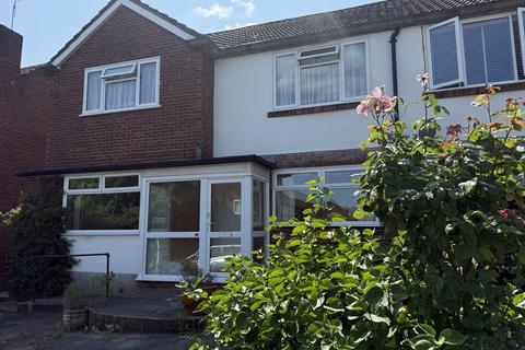 2 bedroom ground floor flat to rent, Shrublands Close, Chigwell IG7