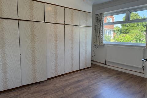 2 bedroom ground floor flat to rent, Shrublands Close, Chigwell IG7