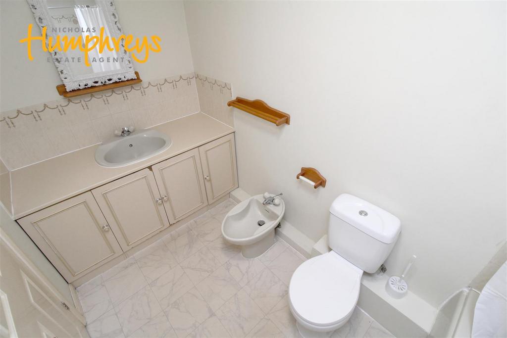Bathroom 2i.jpg