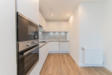 2 bedroom flat to rent, Ridgeway View, London
