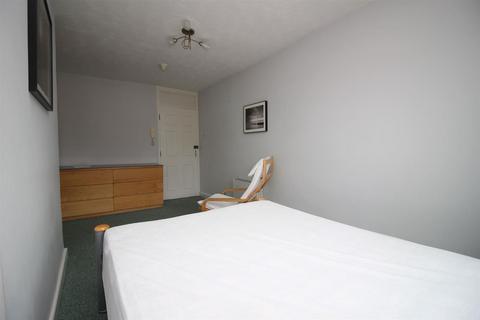 Studio to rent, Monmouth Place, City Centre
