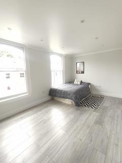 Studio to rent, Green Lanes, N16 9DA