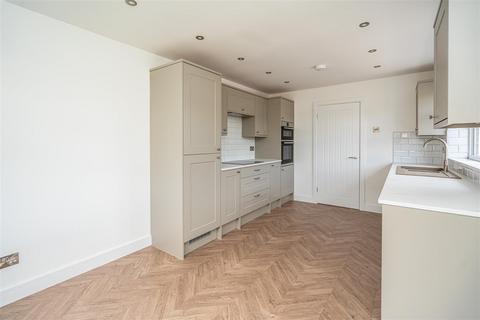 2 Redcliffe Drive, Wombourne, Wolverhampton, WV5 0JE