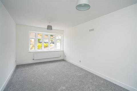 2 Redcliffe Drive, Wombourne, Wolverhampton, WV5 0JE
