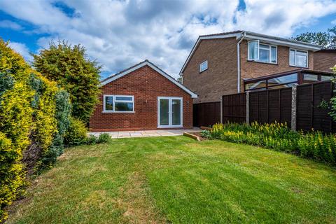 2 Redcliffe Drive, Wombourne, Wolverhampton, WV5 0JE