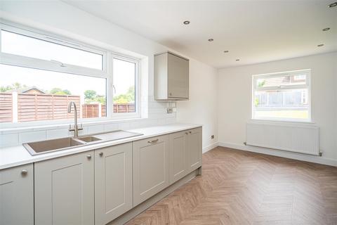 2 Redcliffe Drive, Wombourne, Wolverhampton, WV5 0JE