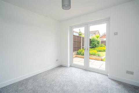 2 Redcliffe Drive, Wombourne, Wolverhampton, WV5 0JE