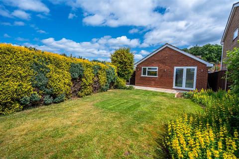2 Redcliffe Drive, Wombourne, Wolverhampton, WV5 0JE